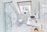 Modernes Tageslichtbad mit Dusche und WC